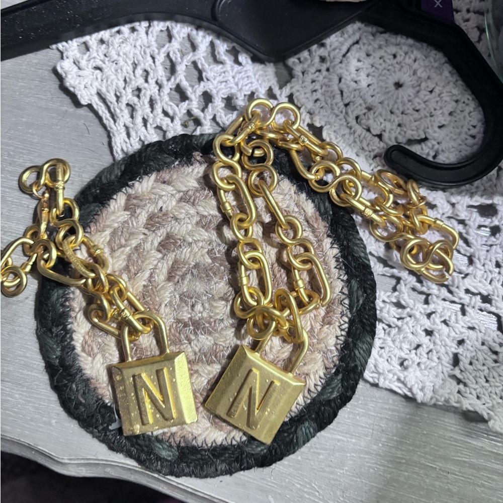 Bold lock, golden colored jewelry, brand new with box.  Necklace and bracelet - Picture 3 of 5